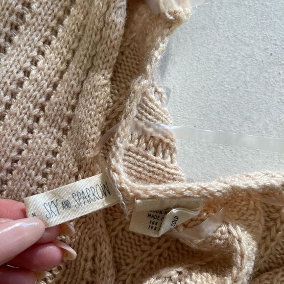 Sky and sparrow beige knit V-neck cropped sweater size small - Picture 5 of 10